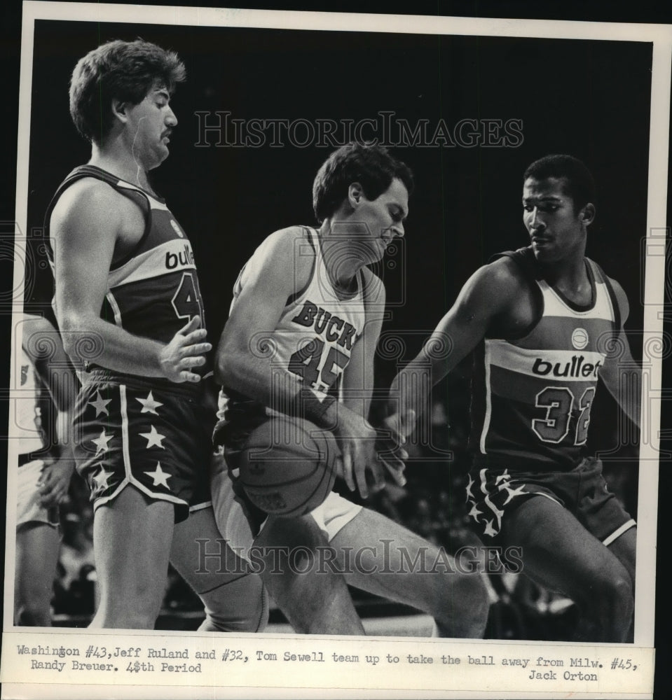 1985 Press Photo Milwaukee Bucks player, Randy Breuer, sandwiched by opponent- Historic Images