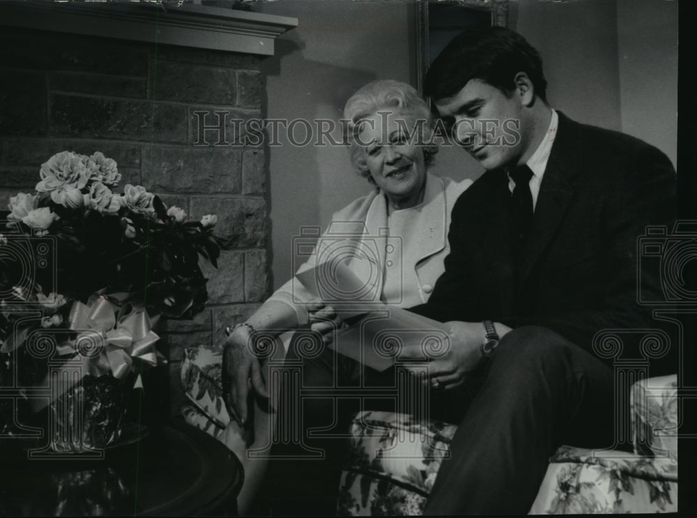 1968 Press Photo Mrs. John Bengtson and her son, Brian, at their Green Bay home- Historic Images