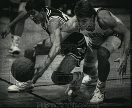 1978 Press Photo Pioneers Brian Francis (R) beats Doug Alberson to loose ball.- Historic Images