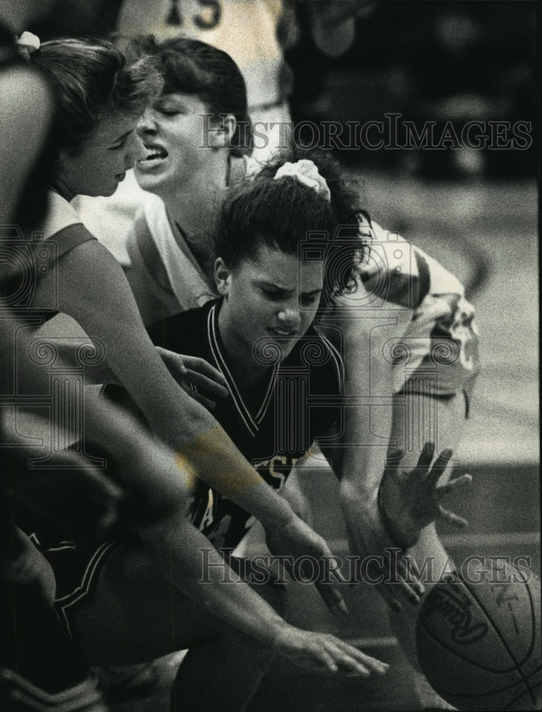 1992 Press Photo South High School basketball&#39;s Lisa Molinaro reaches for ball- Historic Images