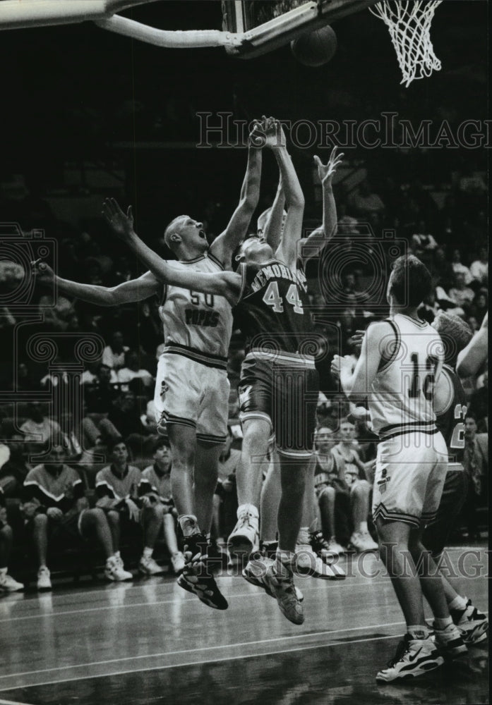 1995 Press Photo Basketball players fight over rebound, Milwaukee - mjt01231- Historic Images