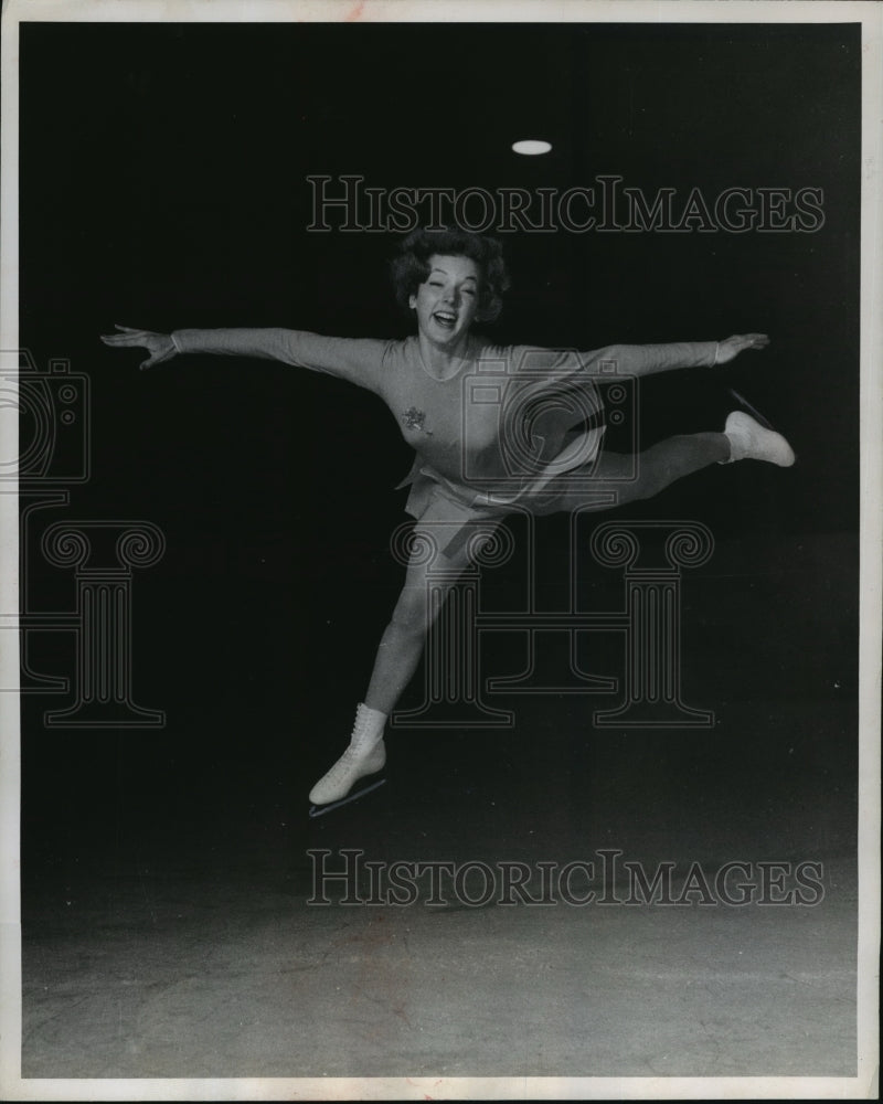 1955 Press Photo Tenley Albright leaps over ice while practicing for tournament - Historic Images