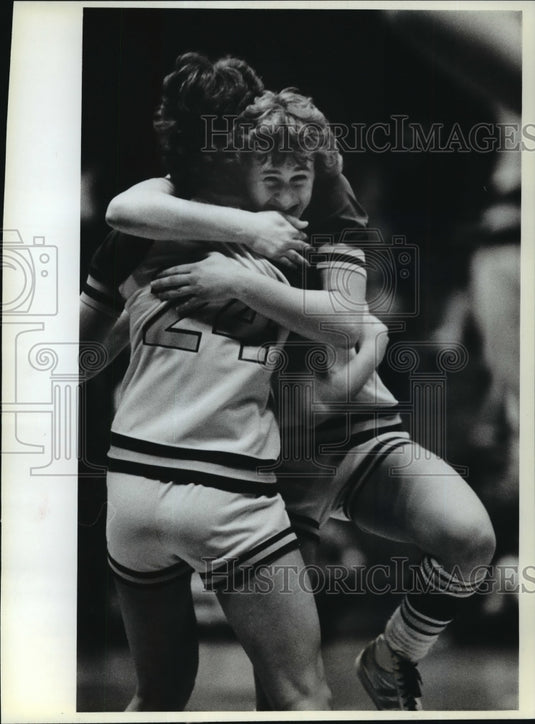 1983 Press Photo Mary Look hugs sister Jeannie after sealing Oak Creek victory- Historic Images
