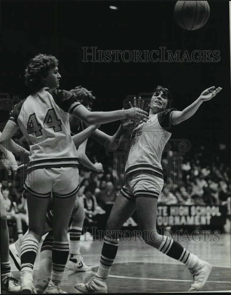 1983 Press Photo Oak Creek players watch ball escape at UW Field House- Historic Images