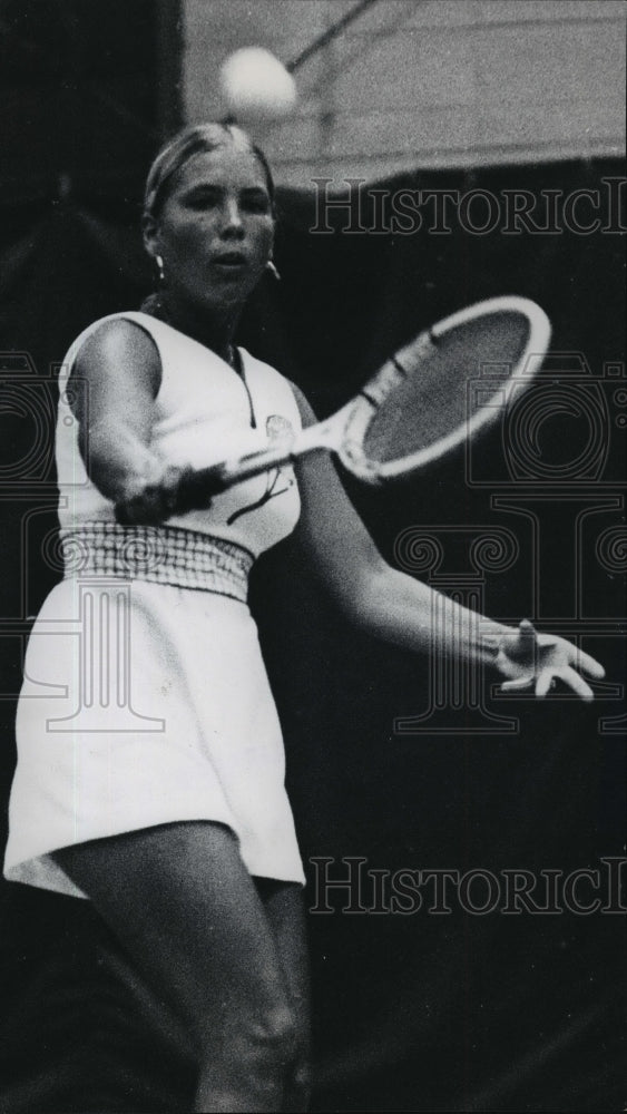 1975 Press Photo Jody Bronson, Tennis Player, in Match, Wisconsin - mjt01351- Historic Images