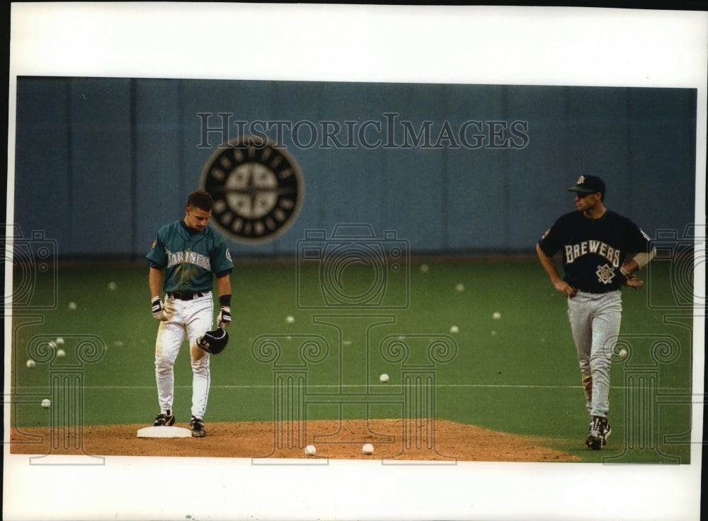 1994 Press Photo Brewers&#39; baseball player, Turner Ward, walks to dugout- Historic Images