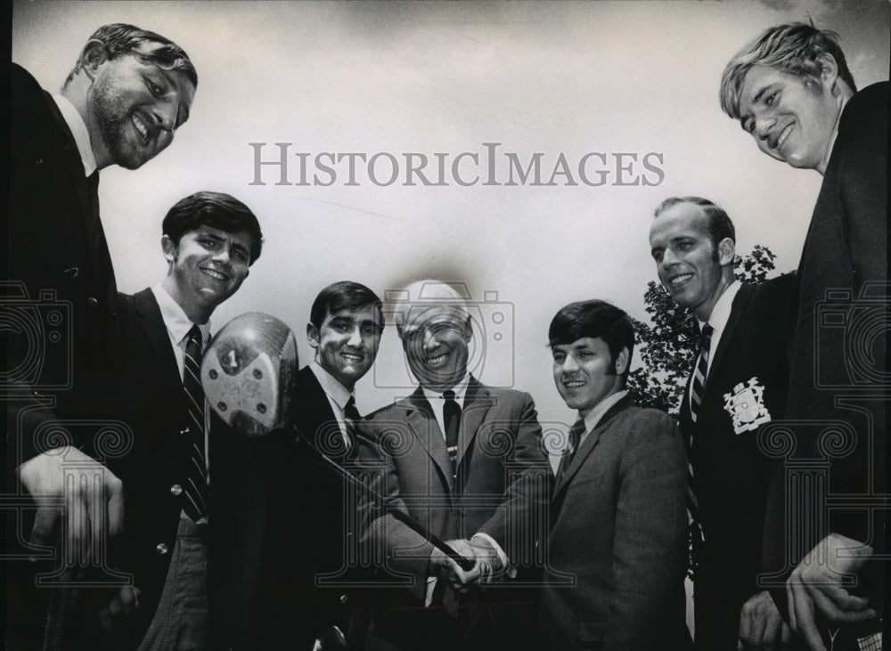 1969 Press Photo Charles &#39;Chick&#39; Evans with caddie scholarship fund graduates- Historic Images