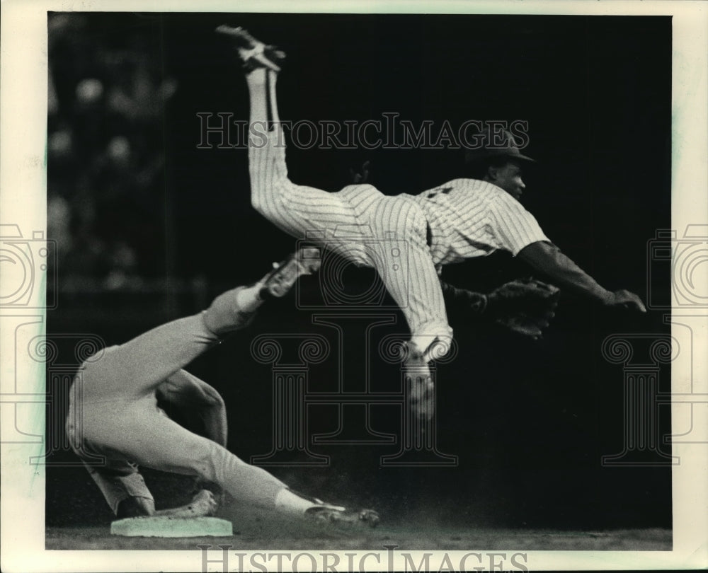 1987 Press Photo Juan Castillo of the Milwaukee Brewers baseball team, in action- Historic Images