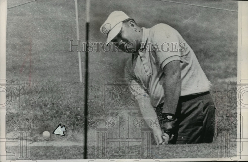 1962 Press Photo Professional golfer Bill Casper during the Flint open tourney- Historic Images