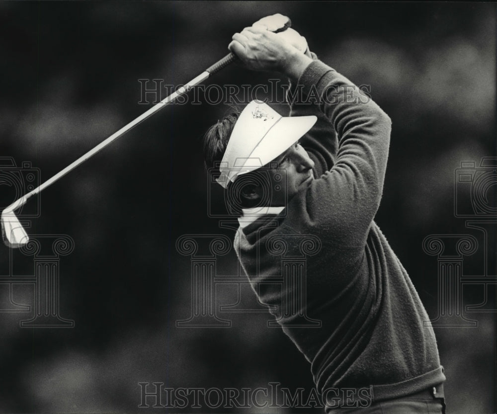 1987 Press Photo Golfer Randy Warobick eyes iron shot during match play action- Historic Images