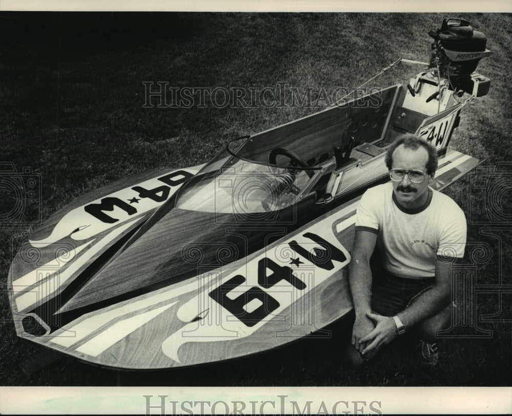 1983 Press Photo Powerboat racer Stephen Warnock of Pewaukee poses with boat- Historic Images