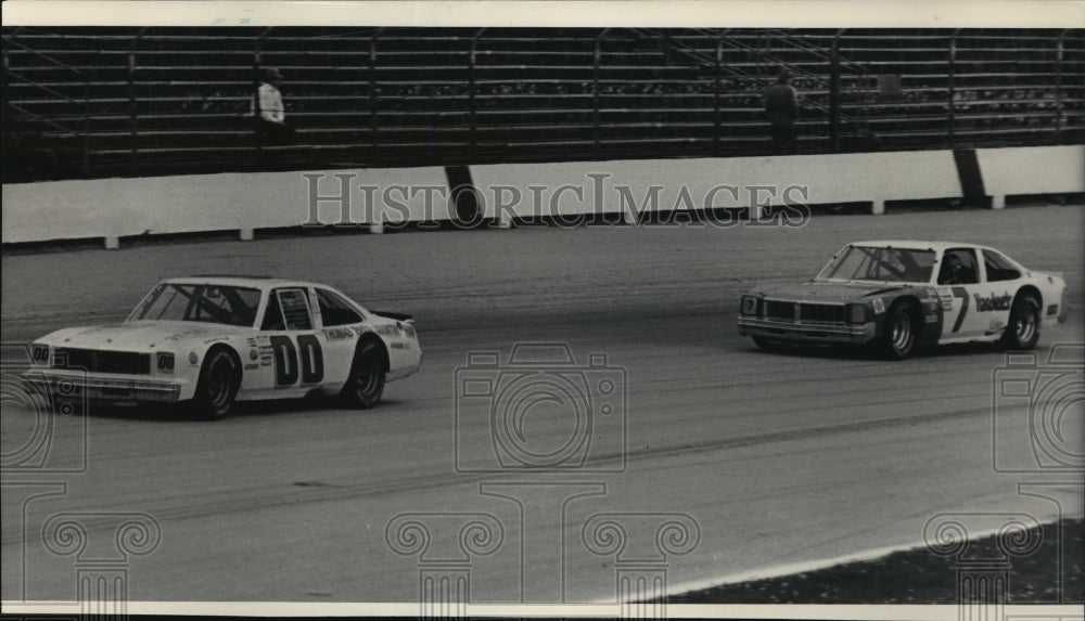 1984 Press Photo Sam Ard edges out Alan Kulwicki during State Fair Park car race- Historic Images