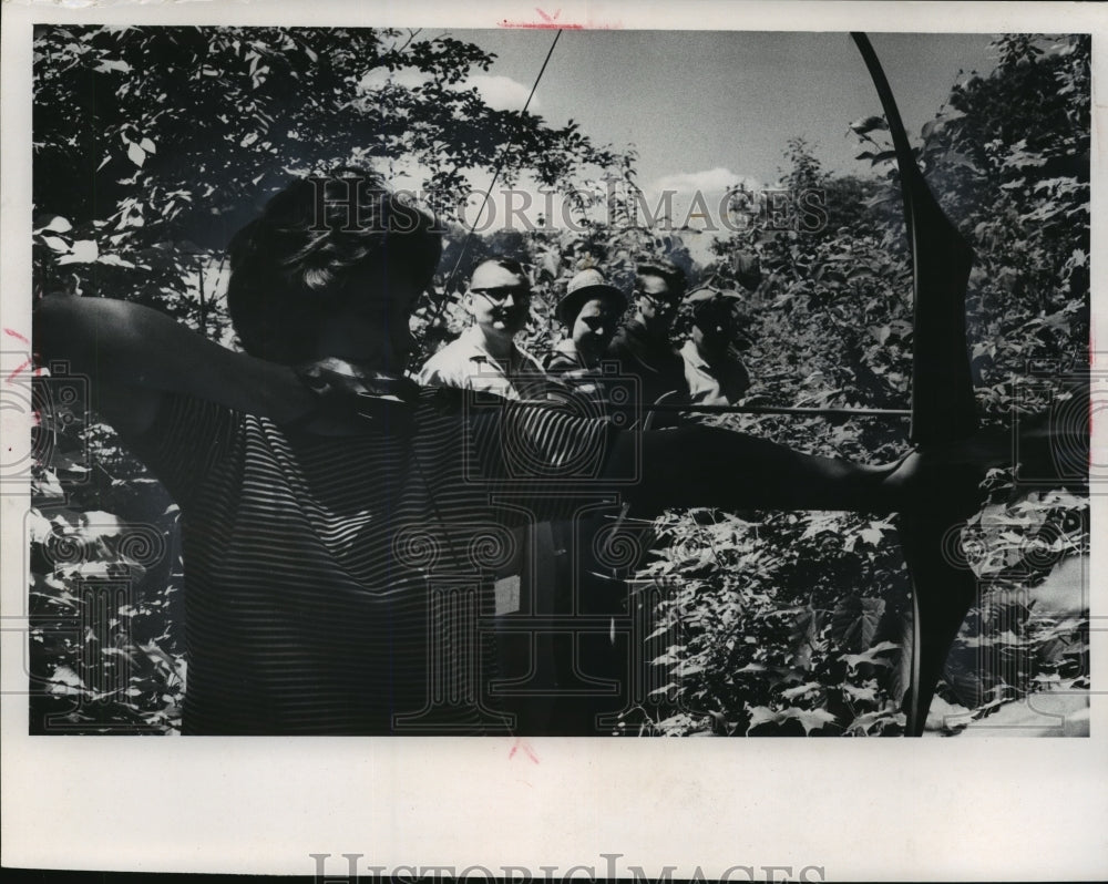 1965 Press Photo Horicon Marsh Bowmen practice their archery skills in woods- Historic Images