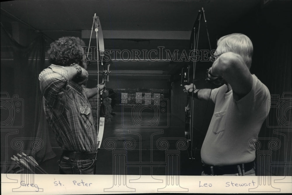 1983 Press Photo Archers Greg St. Peter &amp; Leo Stewart zero in on target- Historic Images
