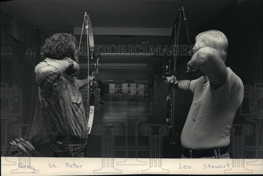 1983 Press Photo Archers Greg St. Peter & Leo Stewart zero in on target- Historic Images