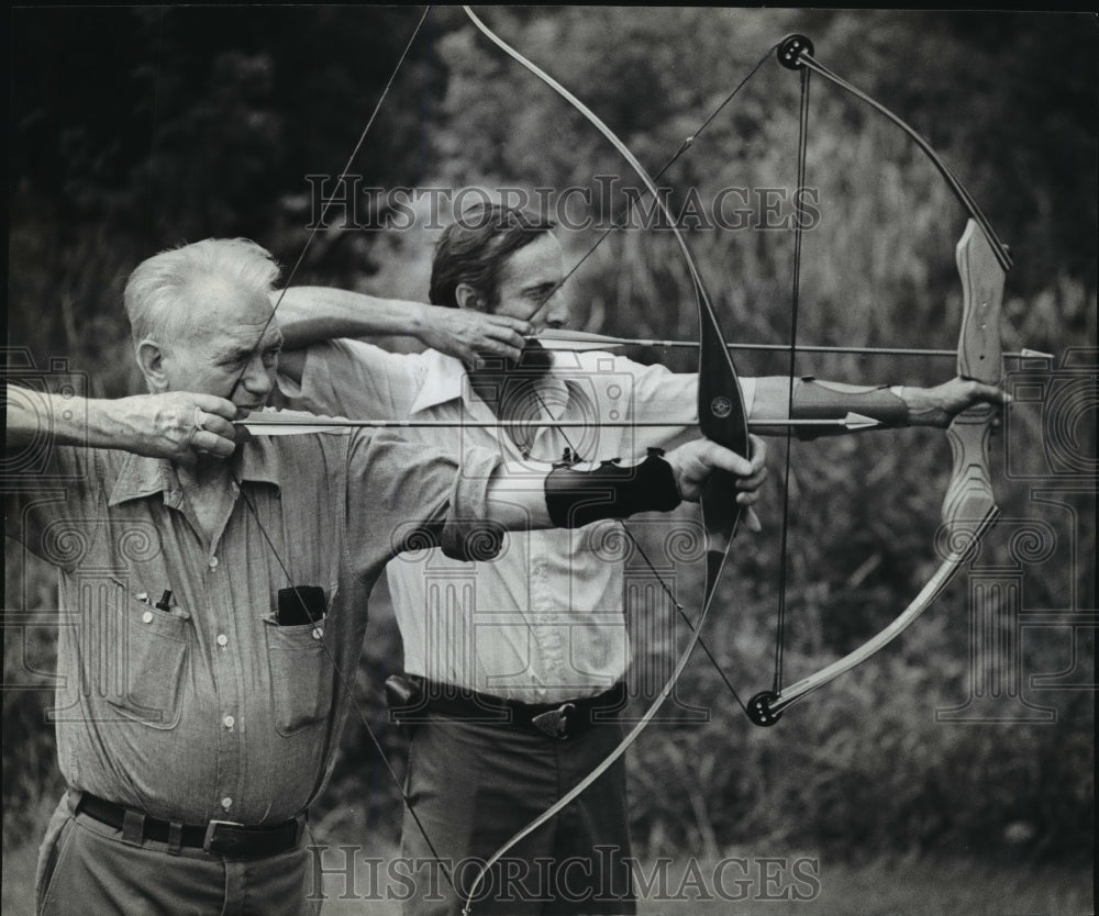 1982 Press Photo Archers James McManus and Tom Siewert use different bows- Historic Images