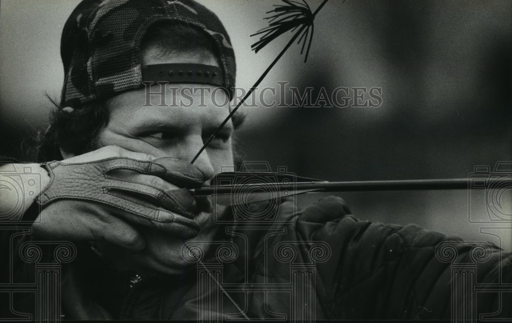 1983 Press Photo Gary Sanders practices his archery at a Lincoln Park range- Historic Images