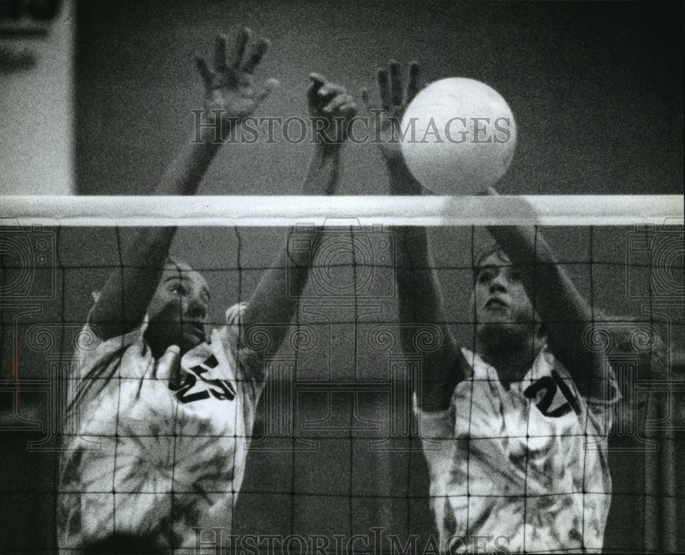 1993 Press Photo Waukesha high school volleyball&#39;s Colleen Neels &amp; Ericka Ross- Historic Images