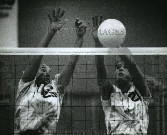1993 Press Photo Waukesha high school volleyball's Colleen Neels & Ericka Ross- Historic Images