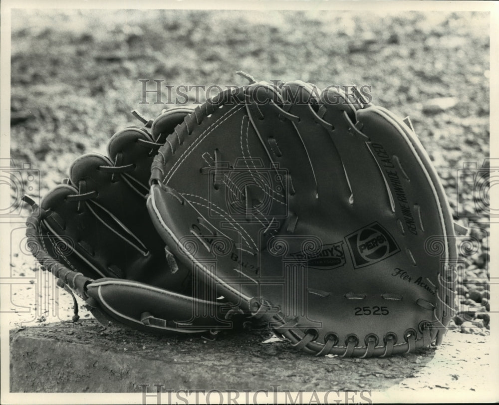 1985 Press Photo Baseball Mitts - mjt01626- Historic Images