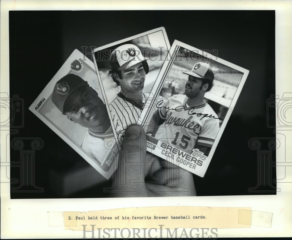 1990 Press Photo Milwaukee Brewers- Paul Frechette Holds Teammate Baseball Cards- Historic Images