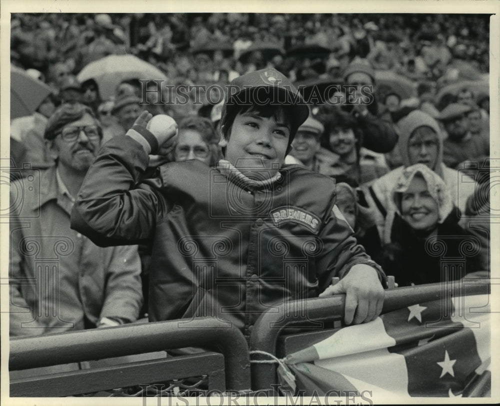 1984 Press Photo Milwaukee Brewers - Steve Burge Throws First Pitch - mjt01732- Historic Images