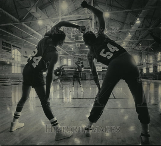 1985 Press Photo Milwaukee Bucks - McKinley Singleton and Kenny Fields Stretch- Historic Images