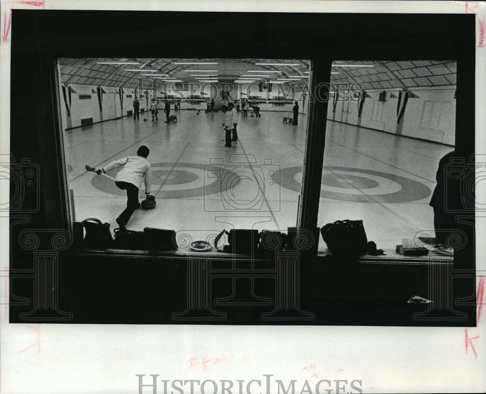 1975 Press Photo Wauwatosa Curling Club - Women&#39;s Granites Division Practice- Historic Images