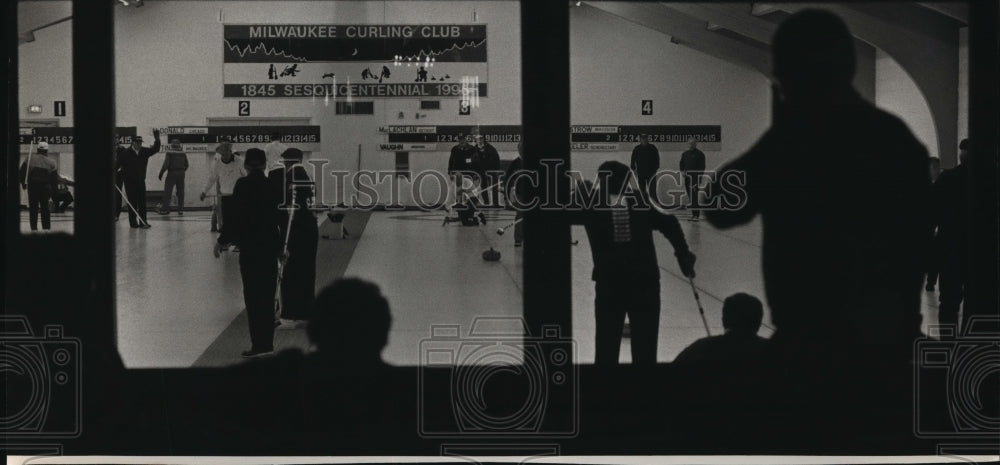 1994 Press Photo Fans watch U.S. Curling Association&#39;s Men&#39;s events in Mequon.- Historic Images