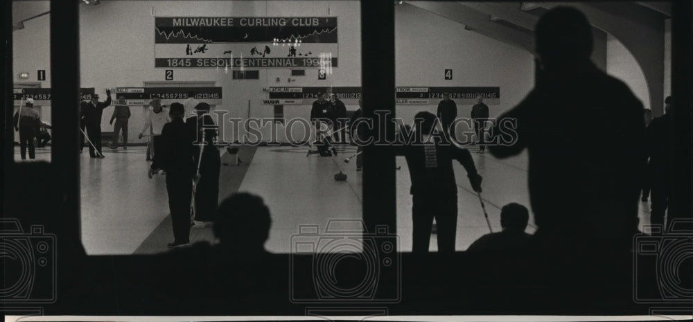 1994 Press Photo Fans watch U.S. Curling Association's Men's events in Mequon.- Historic Images