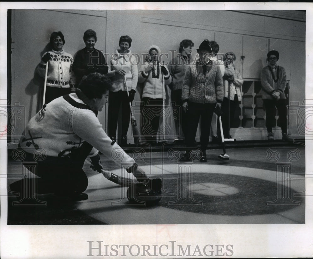 1969 Press Photo Wauwatosa Granites Curling Club - Mrs. Kenneth Seifert- Historic Images