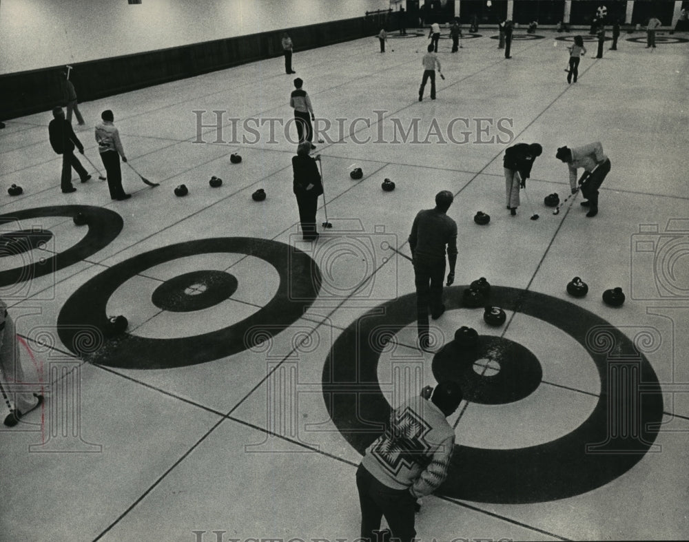 1977 Press Photo Kettle Moraine Curling Club - Competition in Delafield- Historic Images