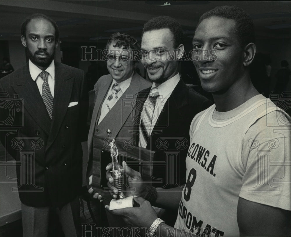 1984 Press Photo Former Marquette basketball star Robert Byrd and COWSA members.- Historic Images