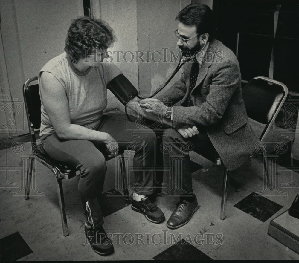 1985 Press Photo Dennis Mannino and Boxer Linda Schuman, Milwaukee, Wisconsin- Historic Images