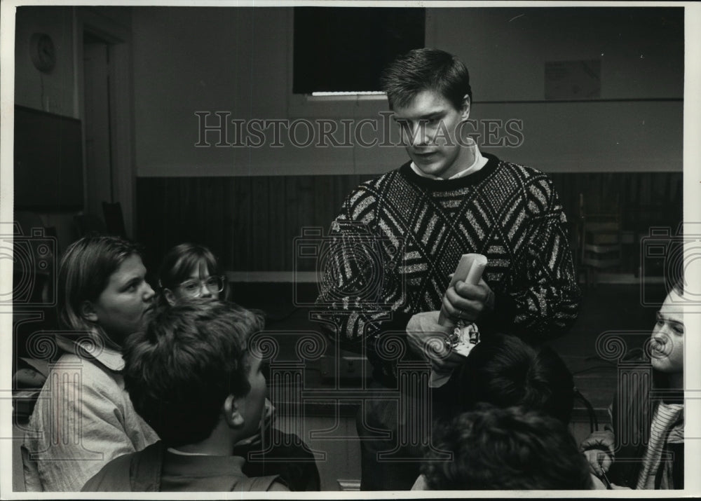 1990 Press Photo Milwaukee Brewers - Bill Wegman and Wisconsin Schoolkids- Historic Images