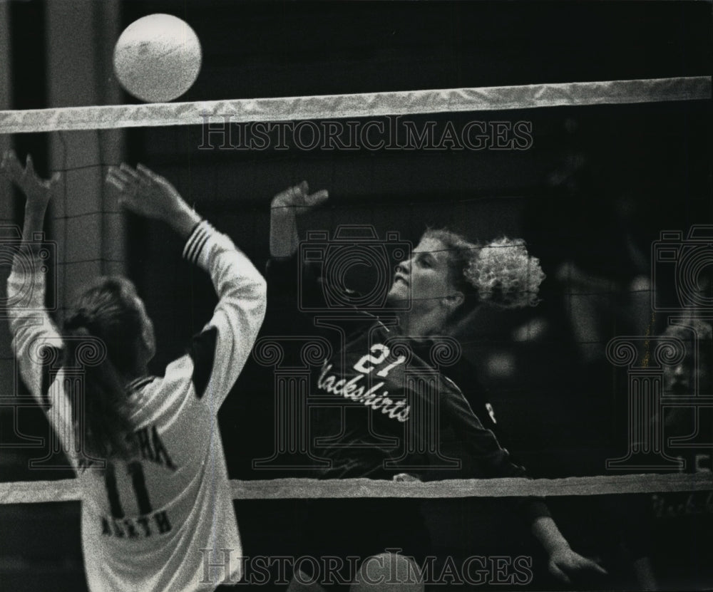 1992 Press Photo Waukesha South&#39;s Lisa Sprader against North&#39;s Kara Schirmacher- Historic Images