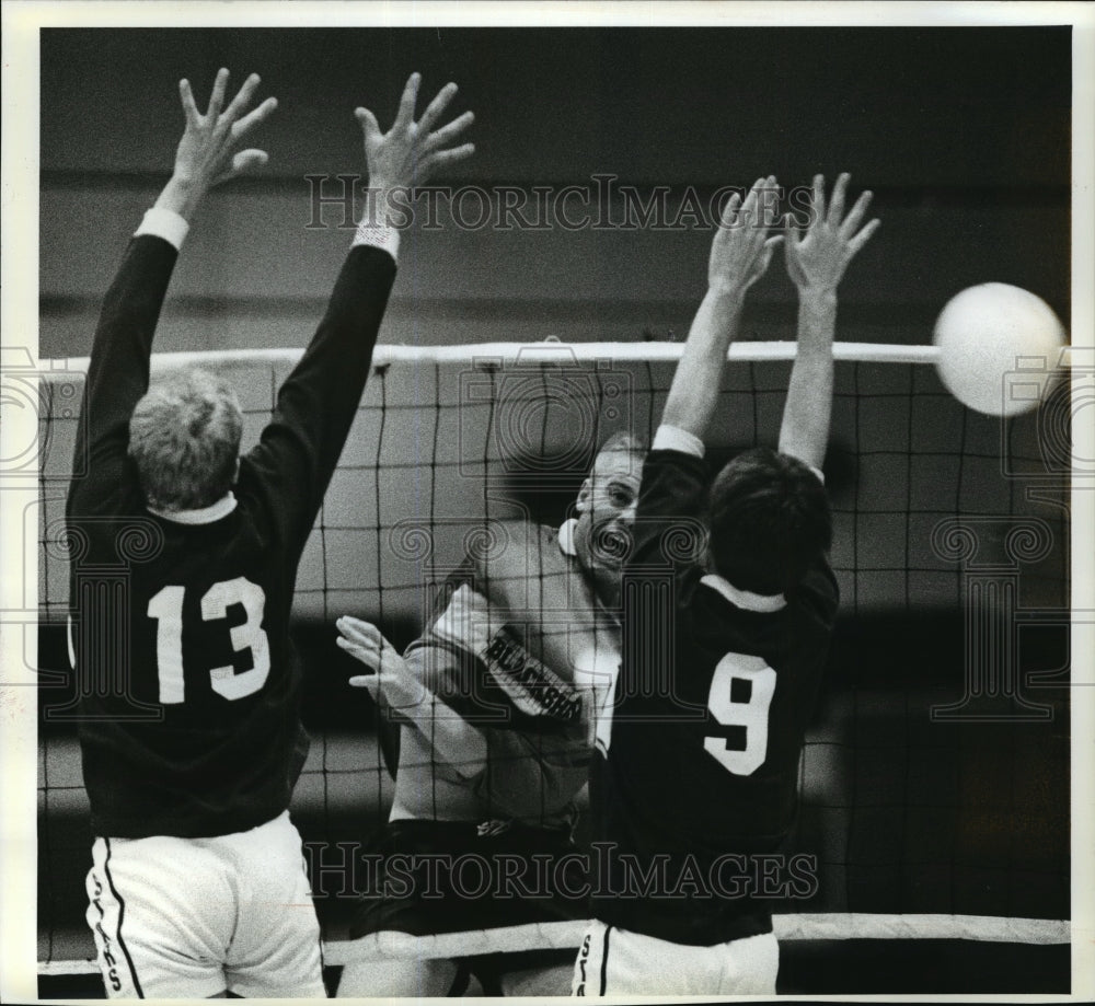 1990 Press Photo Tim Hager spikes ball past North players at Waukesha South High- Historic Images