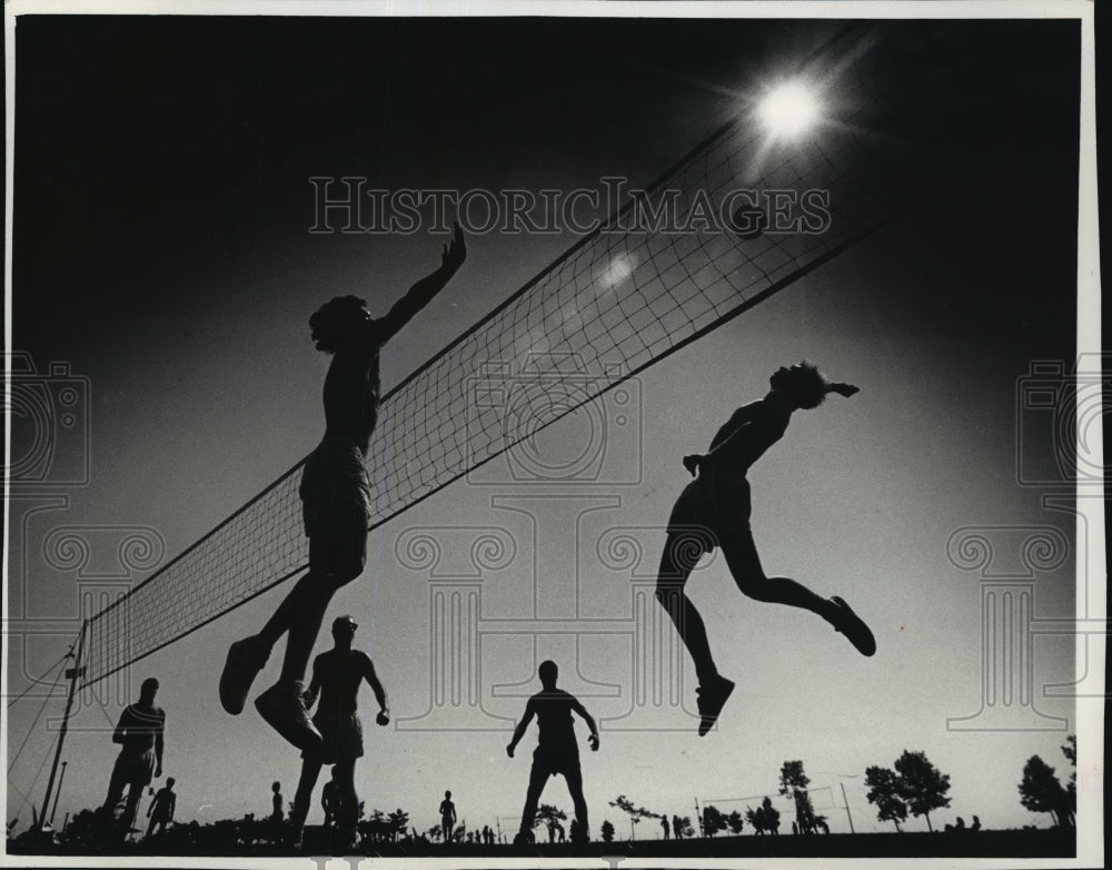 1989 Press Photo Lakefront Triplefest tournament teams face off in opening match- Historic Images