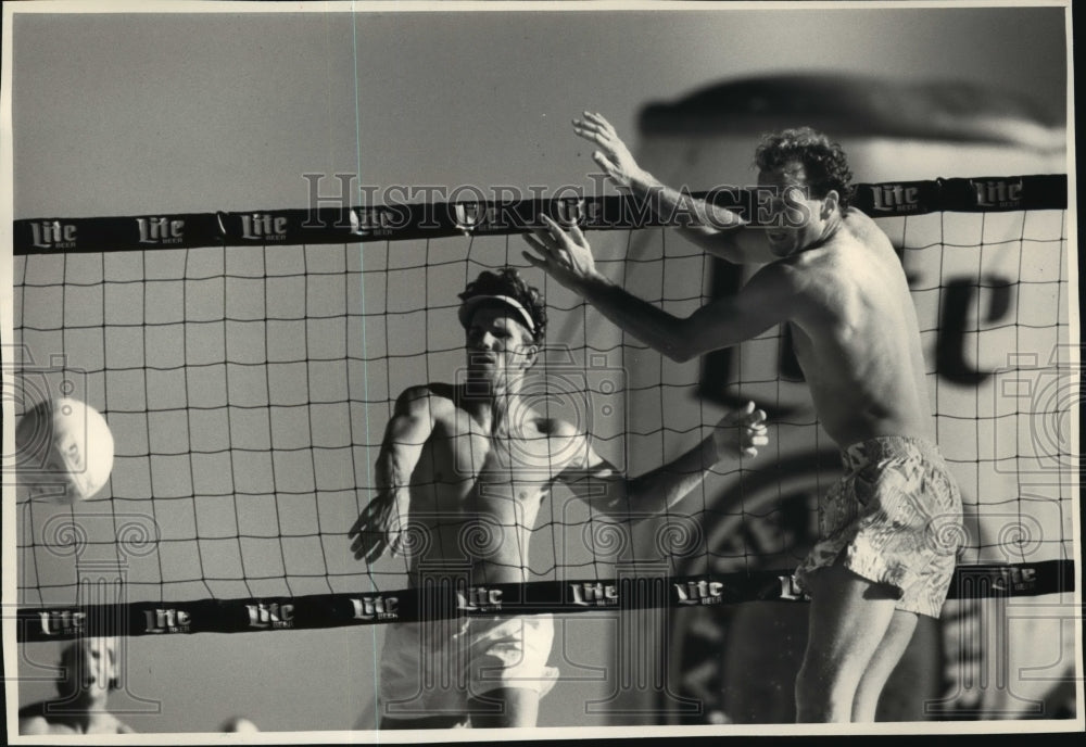 1988 Press Photo Randy Stoklos spikes past Tim Hovland during Miller Lite Open- Historic Images