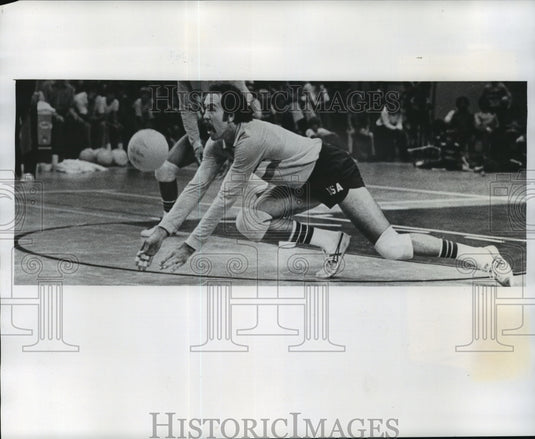 1975 Press Photo American Tom Read dives to defend a spike from the Russians.- Historic Images