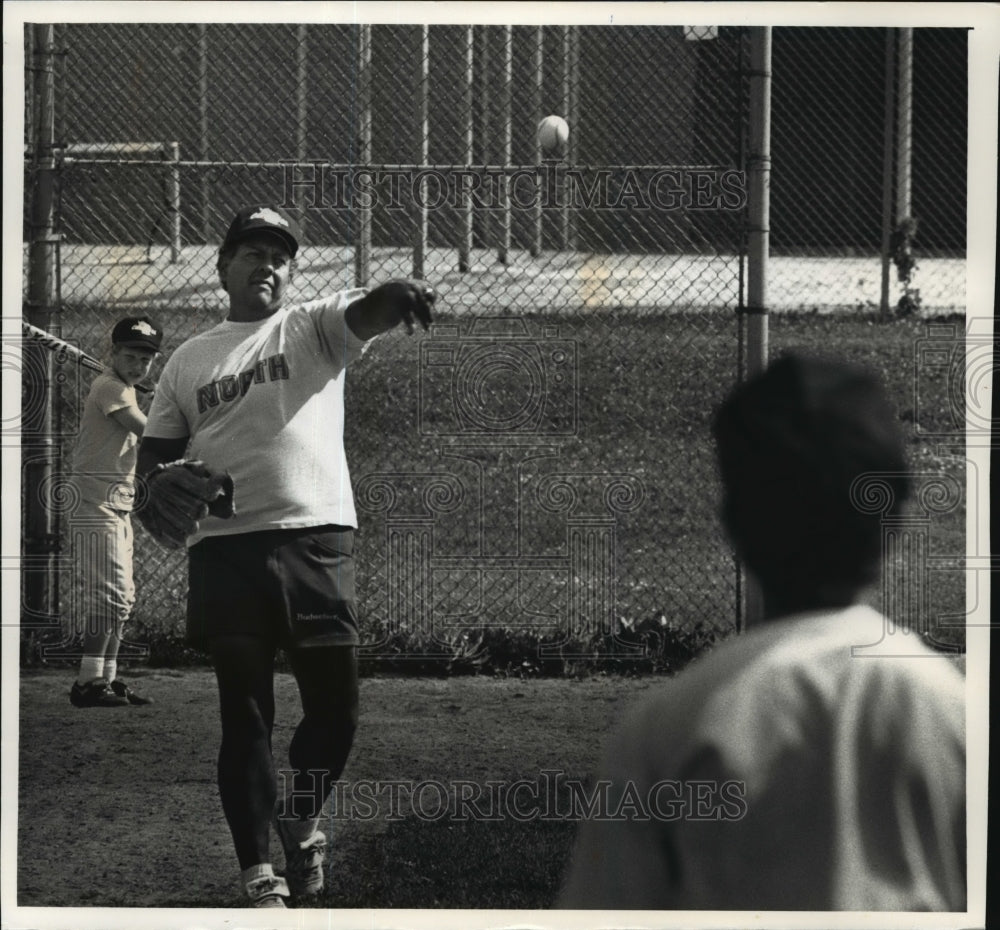 1991 Press Photo At practice, Waukesha&#39;s Joe Villarreal tosses a few pitches- Historic Images