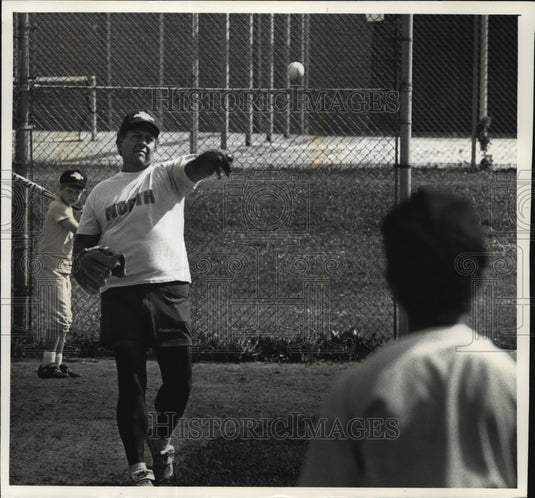 1991 Press Photo At practice, Waukesha's Joe Villarreal tosses a few pitches- Historic Images