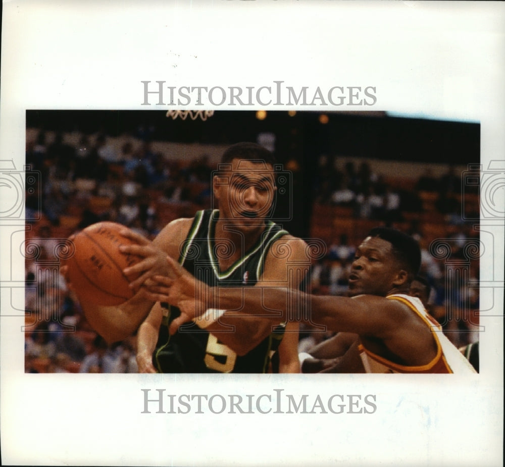 1992 Press Photo Bucks&#39; Alaa Abdelnaby battles Hawk Travis Mays in Atlanta.- Historic Images