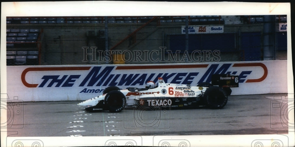 1993 Press Photo Mario Andretti tests Lola Ford-Cosworth race car in Milwaukee- Historic Images