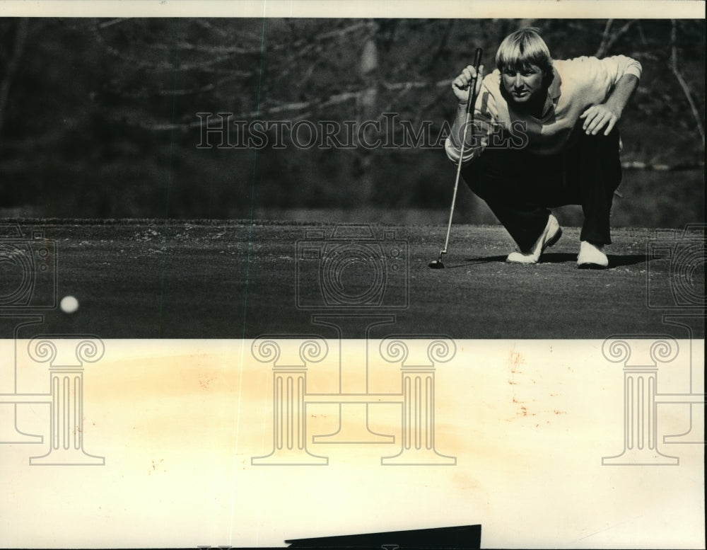 1983 Press Photo Golfer Jim Andersen lined up a putt Monday at North Hills- Historic Images