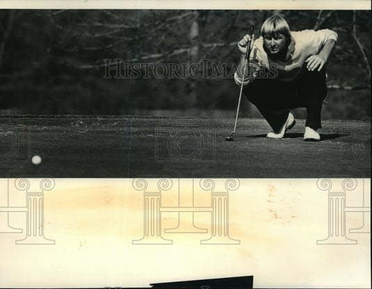 1983 Press Photo Golfer Jim Andersen lined up a putt Monday at North Hills- Historic Images