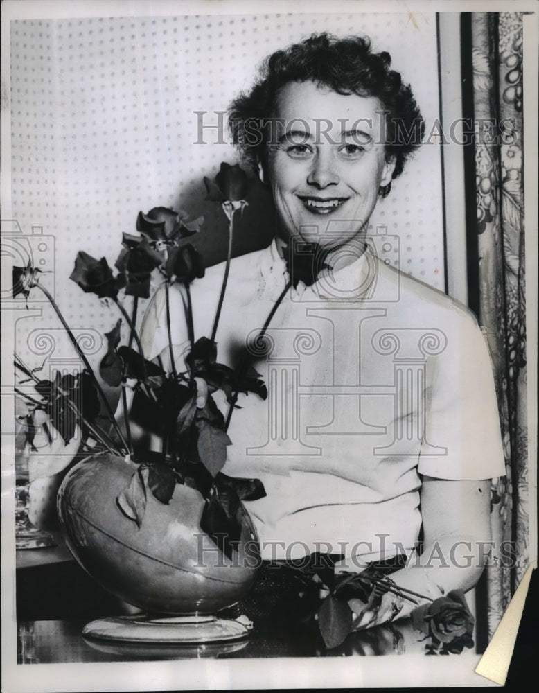 1956 Press Photo Mrs. Forrest Evashevski, wife of State University of Iowa coach- Historic Images