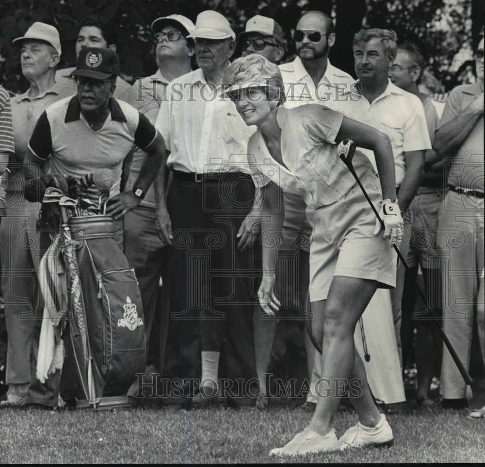 1985 Press Photo Pro golfer Donna Caponi watches her tee shot at Grant Park- Historic Images