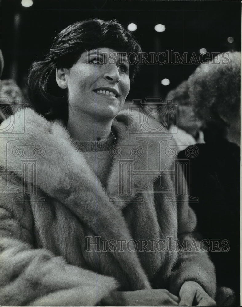 1982 Press Photo Mike Caldwell&#39;s wife, Lynda, kept warm during World Series game- Historic Images