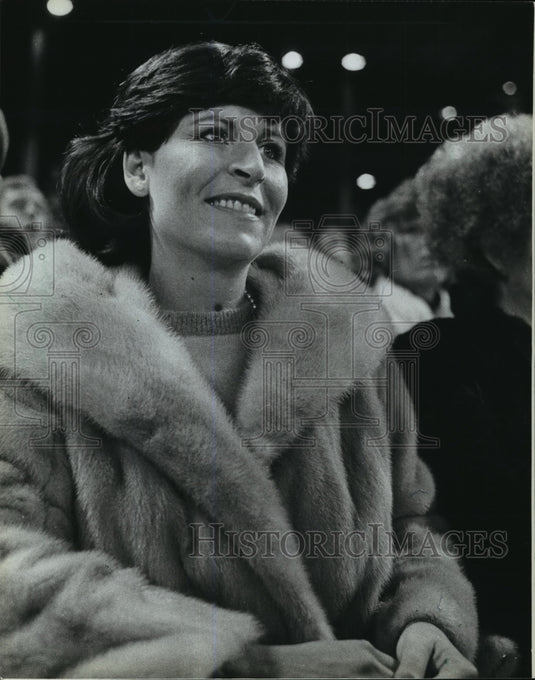 1982 Press Photo Mike Caldwell's wife, Lynda, kept warm during World Series game- Historic Images